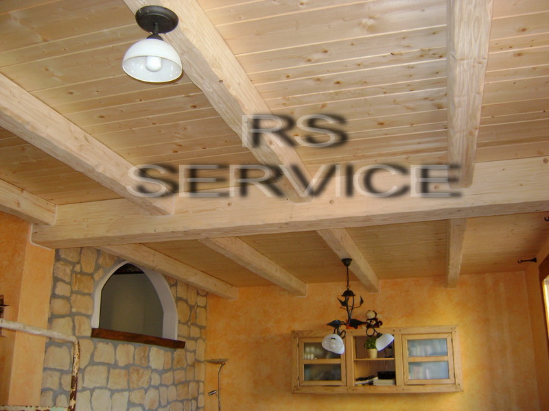 Salone con rivestimento naturale