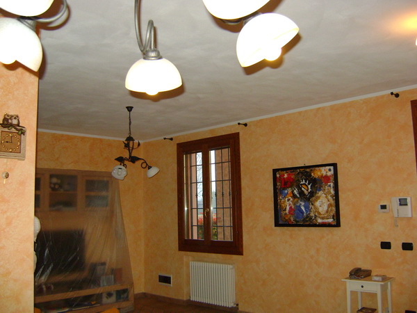 Salone con rivestimento naturale